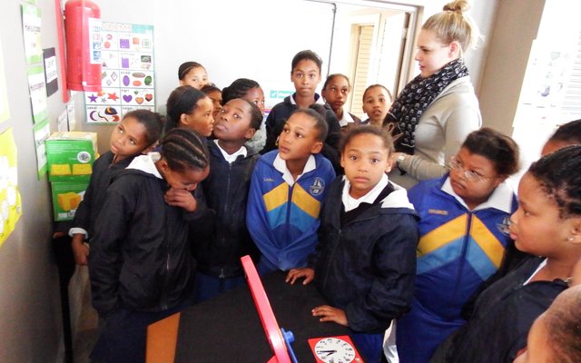 Bianca Germishuizen met haar groep leerders by een van die uitstallings